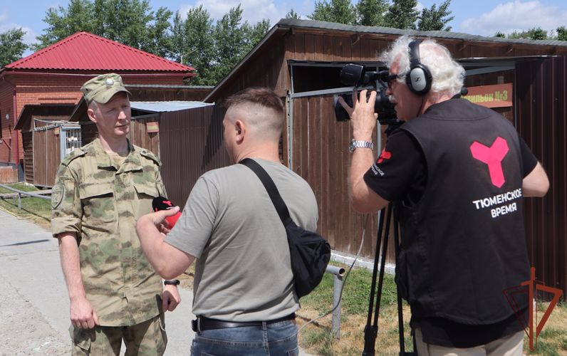 Кинологи Росгвардии рассказали тележурналистам о секретах выращивания служебных собак 