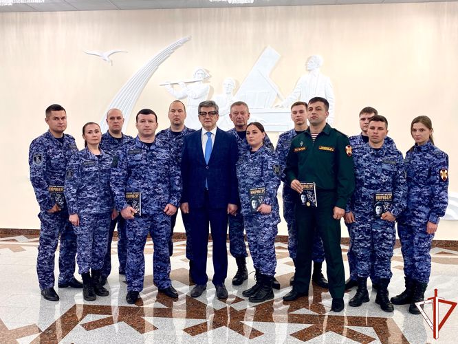 Российский писатель Александр Звягинцев провел творческий вечер для росгвардейцев в Марий Эл 