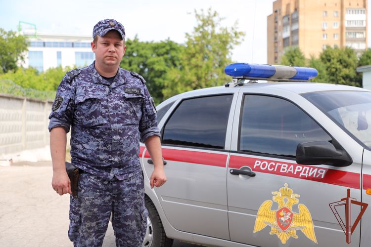 Сотрудник Росгвардии спас на пожаре семью в Рязанской области