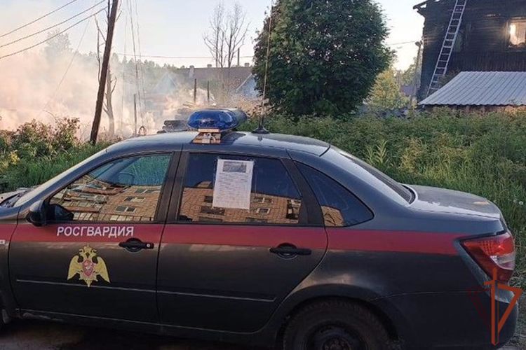 Росгвардейцы помогли эвакуировать 28 человек из горящего здания в Карелии