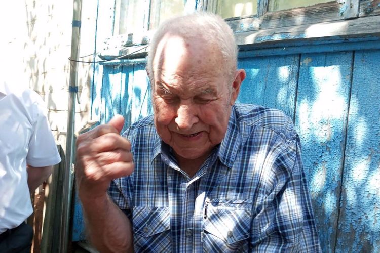 Росгвардейцы помогли починить крышу 101-летнему участнику Сталинградской битвы