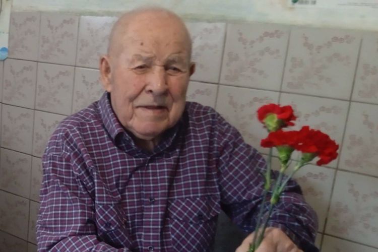 Росгвардейцы помогли починить крышу 101-летнему участнику Сталинградской битвы