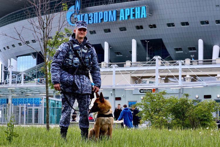 Росгвардейцы обеспечили безопасность матча Российской Премьер-Лиги по футболу в Санкт-Петербурге