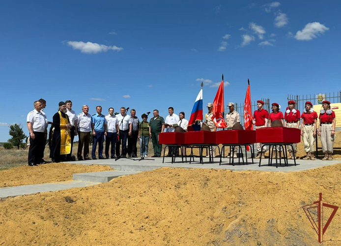Военнослужащие Росгвардии отдали дань уважения подвигу безымянных защитников Сталинграда