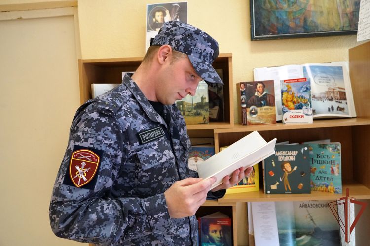 Офицер Росгвардии из Карелии присоединился к акции, приуроченной ко Дню рождения А.С. Пушкина