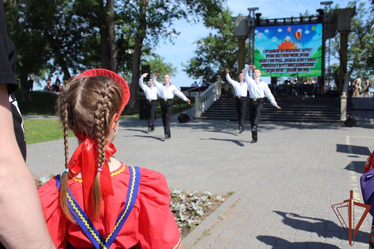 В Энгельсе ансамбль песни и пляски Приволжского округа Росгвардии провел концерт в честь Дня защиты детей