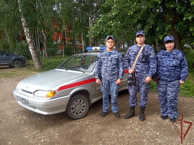 Росгвардейцы оказали содействие экстренным службам в ликвидации пожара в многоквартирном доме на Среднем Урале