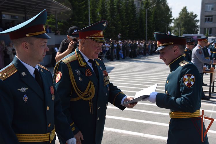 В Новосибирском военном институте Росгвардии состоялся выпуск молодых офицеров