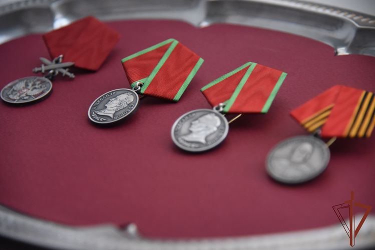 Командующий Сибирским округом Росгвардии вручил госнаграды участникам спецоперации
