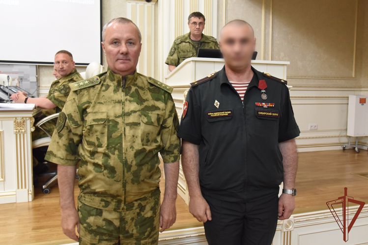 Командующий Сибирским округом Росгвардии вручил госнаграды участникам спецоперации
