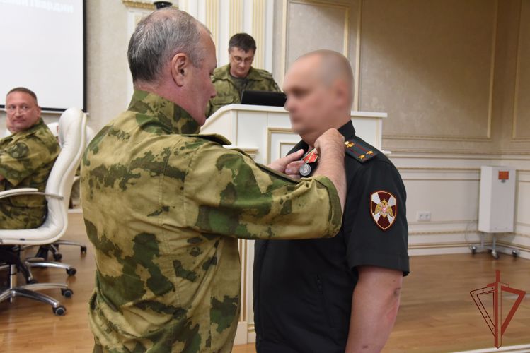 Командующий Сибирским округом Росгвардии вручил госнаграды участникам спецоперации