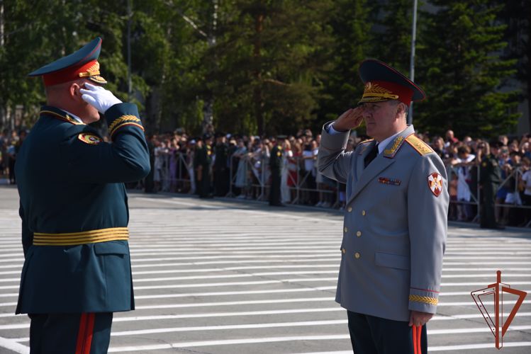 В Новосибирском военном институте Росгвардии состоялся выпуск молодых офицеров