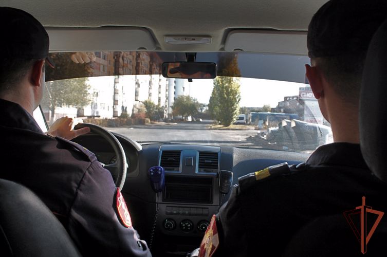   Жильцов загоревшегося дома эвакуировали росгвардейцы в Оренбуржье  