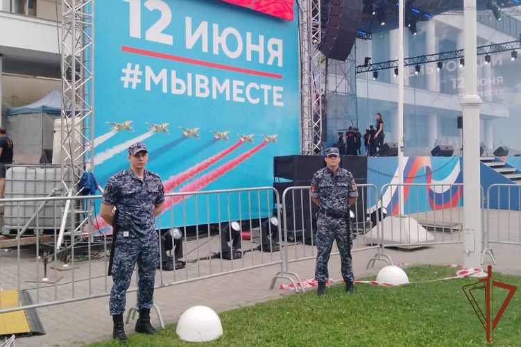 Посвященные Дню России мероприятия поддержали росгвардейцы Южного округа