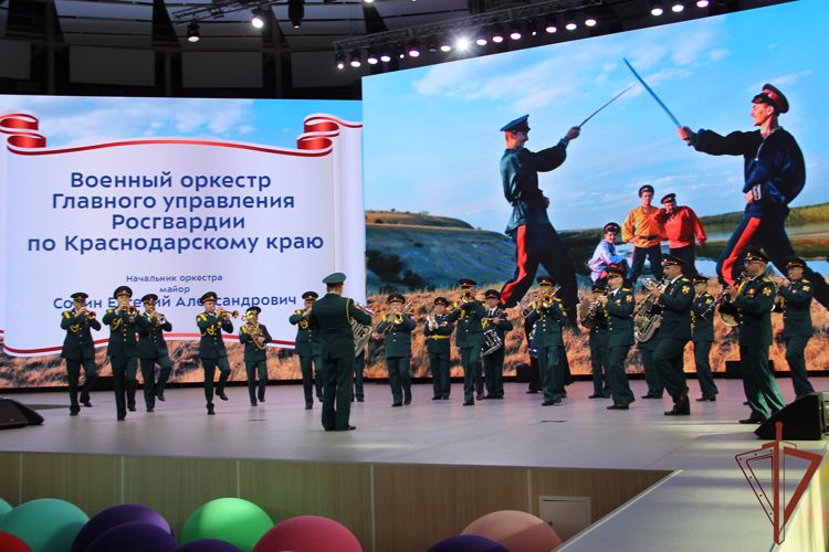 Посвященные Дню России мероприятия поддержали росгвардейцы Южного округа