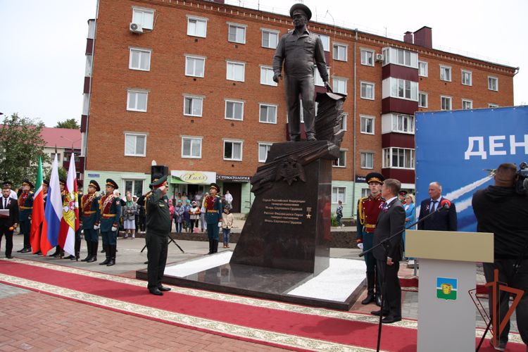  Памятник Герою России генерал-полковнику Игорю Груднову открыли в Республике Татарстан (видео)