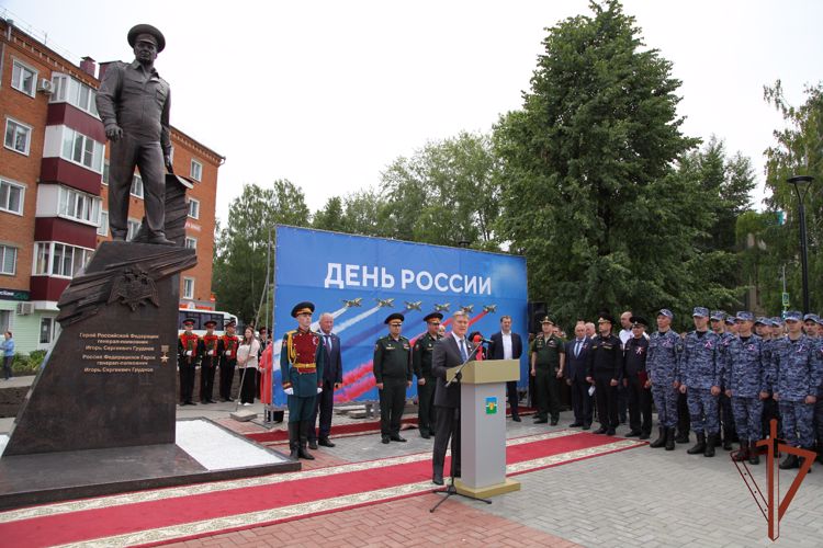  Памятник Герою России генерал-полковнику Игорю Груднову открыли в Республике Татарстан (видео)