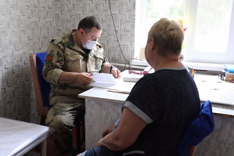 Медицинским работникам Росгвардии вручили награды в зоне СВО