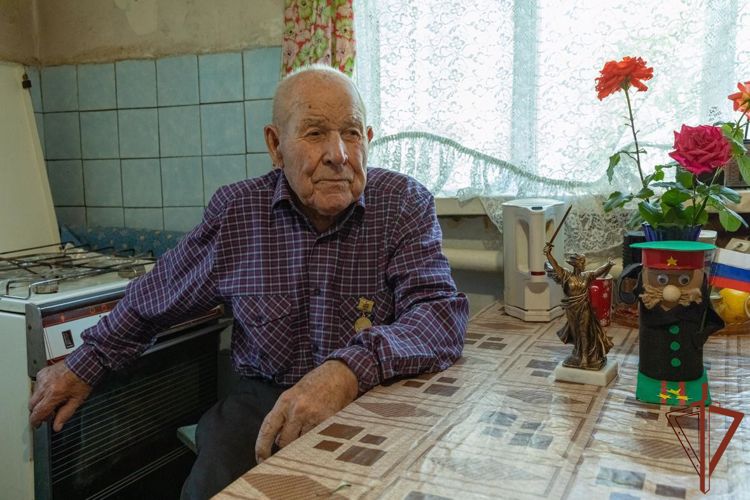 Росгвардейцы в ЛНР поздравили участника Сталинградской битвы с 101-м днём рождения