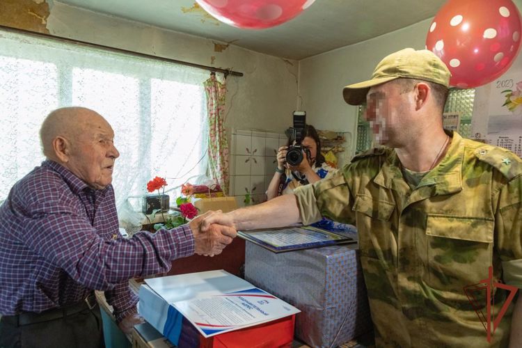 Росгвардейцы в ЛНР поздравили участника Сталинградской битвы с 101-м днём рождения