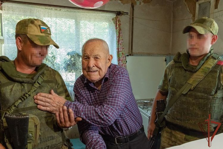 Росгвардейцы в ЛНР поздравили участника Сталинградской битвы с 101-м днём рождения