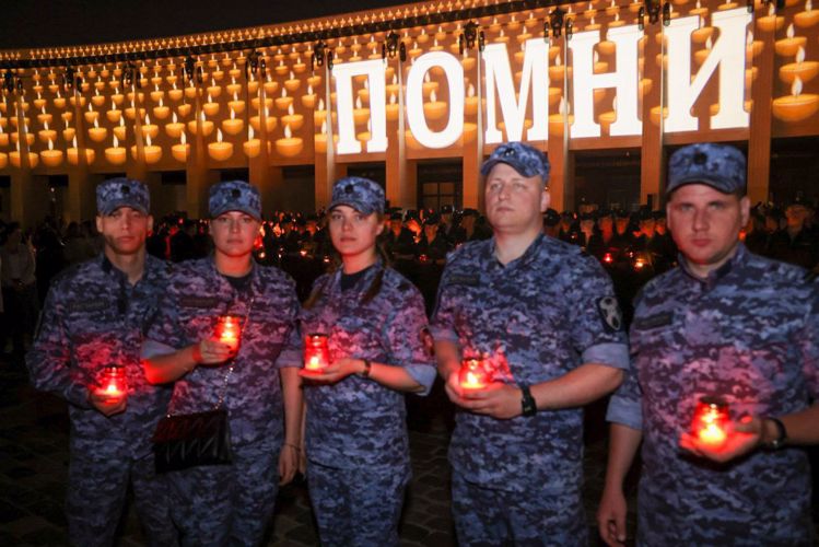 Герой России полковник Александр Белоглазов зажег "Свечу памяти" в рамках акции, стартовавшей у Музея Победы (видео)