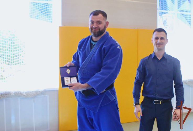 Занятие по дзюдо для детей из Луганска провели росгвардейцы в Санкт-Петербурге
