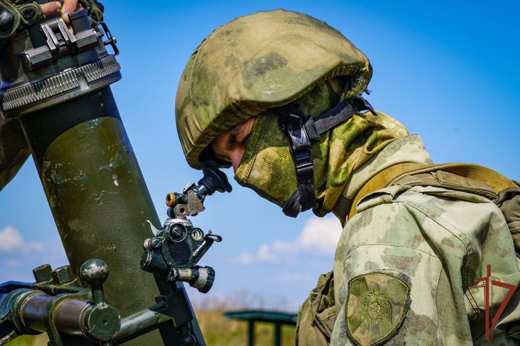 Минометчики СЗО Росгвардии провели тренировку по стрельбе под Петербургом (видео)