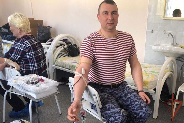 Благотворительную акцию по случаю Всемирного дня донора крови поддержали росгвардейцы с Урала  