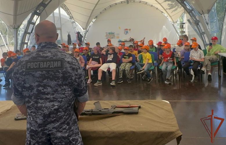 Занятие с детьми провели столичные росгвардейцы на Поклонной горе в рамках акции «Каникулы с Росгвардией» 
