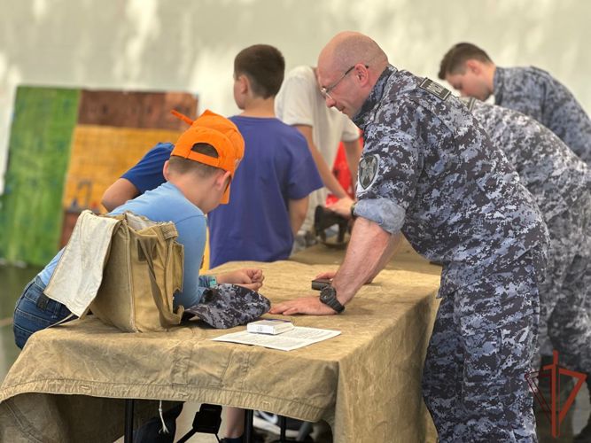 Занятие с детьми провели столичные росгвардейцы на Поклонной горе в рамках акции «Каникулы с Росгвардией» 