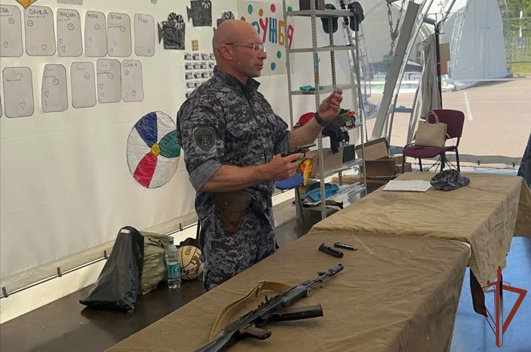Занятие с детьми провели столичные росгвардейцы на Поклонной горе в рамках акции «Каникулы с Росгвардией» 