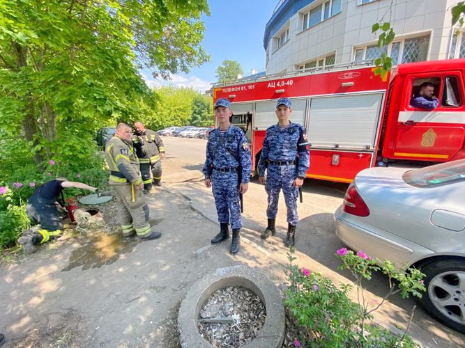 В Санкт-Петербурге росгвардейцы предотвратили пожар
