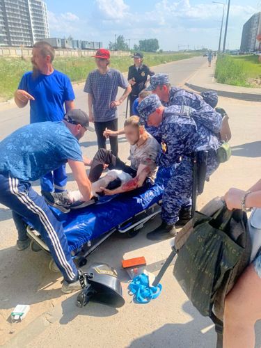 В Санкт-Петербурге разбившемуся мотоциклисту росгвардейцы оказали доврачебную помощь