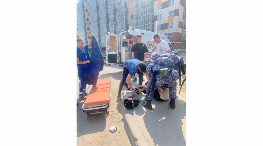 В Санкт-Петербурге разбившемуся мотоциклисту росгвардейцы оказали доврачебную помощь