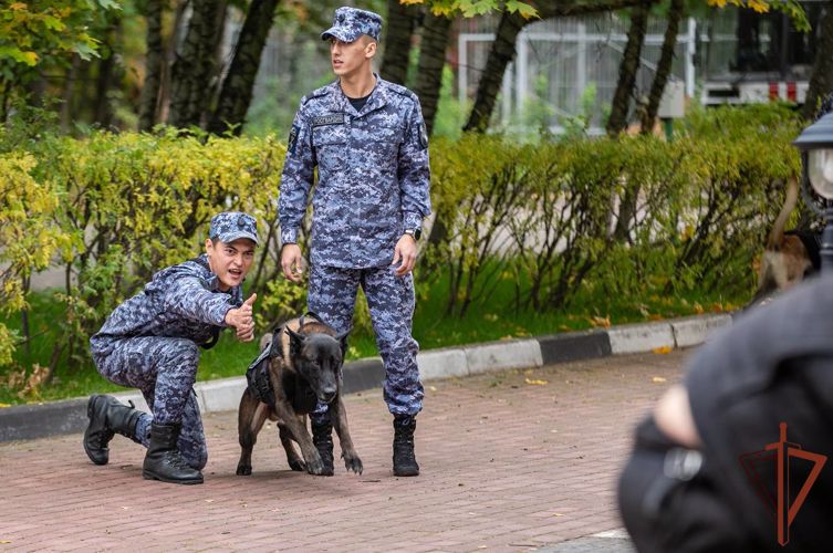 Командующий Центральным округом Росгвардии поздравил специалистов кинологической службы с профессиональным праздником