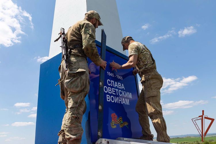 Росгвардейцы отреставрировали памятник советским воинам в ЛНР в преддверии Дня памяти и скорби (видео)