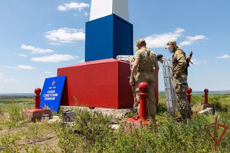 Росгвардейцы отреставрировали памятник советским воинам в ЛНР в преддверии Дня памяти и скорби (видео)