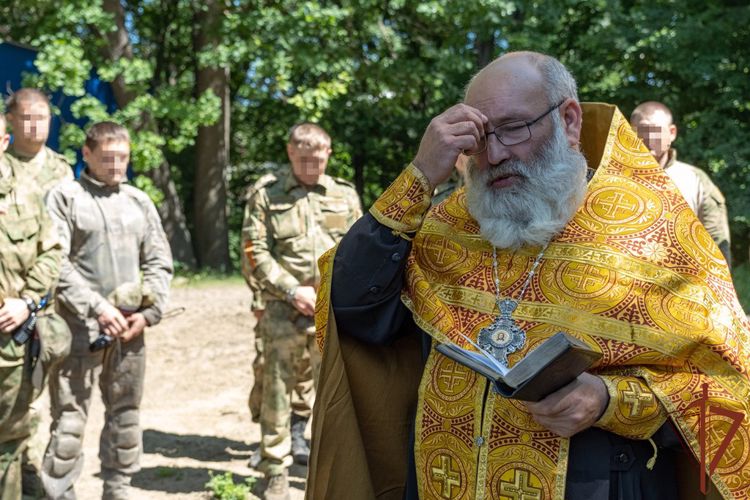 Православный священник посетил военнослужащих Росгвардии в ЛНР (видео)