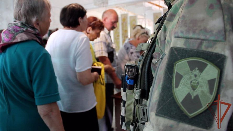 Росгвардейцы доставили гуманитарную помощь для пенсионеров в Запорожье