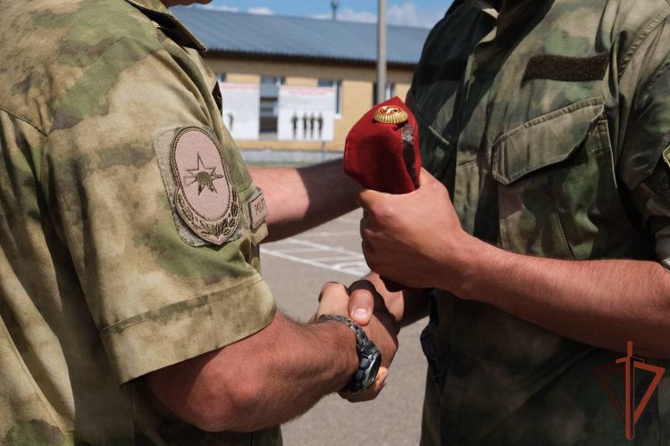 Испытания на право ношения крапового берета состоялись в Сибирском и Центральном округах Росгвардии (видео)