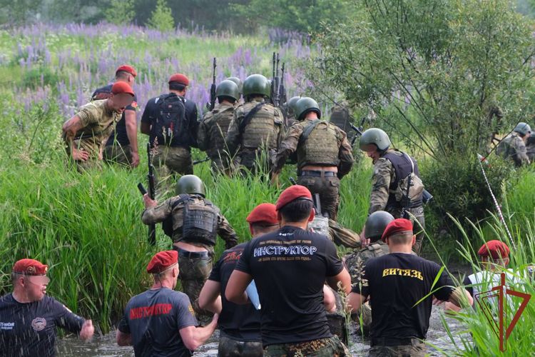 Испытания на право ношения крапового берета состоялись в Сибирском и Центральном округах Росгвардии (видео)