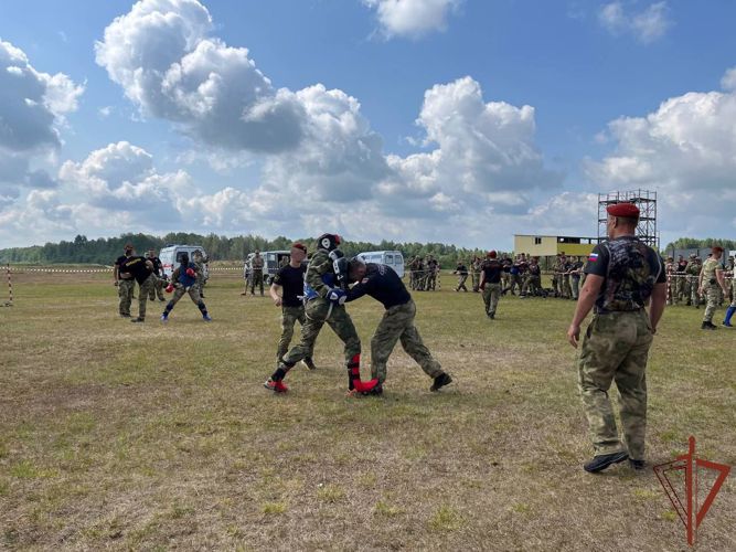 Испытания на право ношения крапового берета состоялись в Сибирском и Центральном округах Росгвардии (видео)