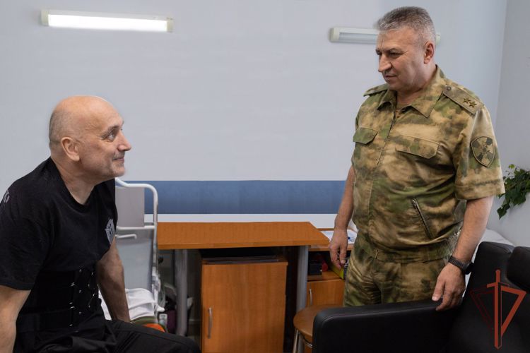 Генерал-лейтенант Сергей Просяник навестил в больнице Захара Прилепина (видео)