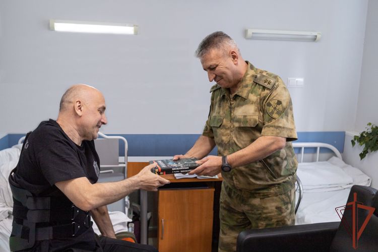 Генерал-лейтенант Сергей Просяник навестил в больнице Захара Прилепина (видео)