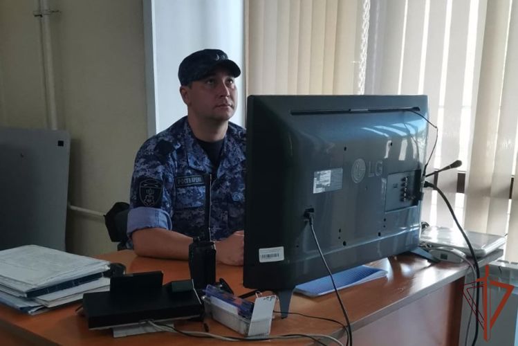 Росгвардеец оказал доврачебную помощь потерявшей сознание пожилой женщине в Горно-Алтайске