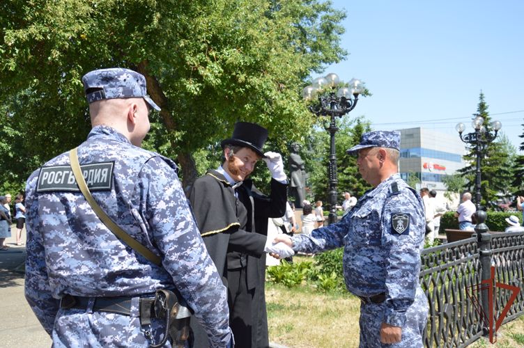 В Сибири росгвардейцы приняли участие в мероприятиях, посвященных пушкинскому дню (видео)