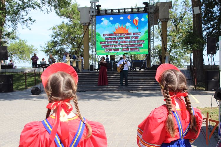 В Энгельсе ансамбль песни и пляски Приволжского округа Росгвардии провел концерт в честь Дня защиты детей