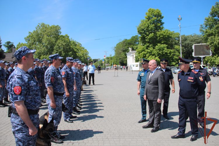 Готовность росгвардейцев и правоохранителей к курортному сезону оценил Губернатор Севастополя