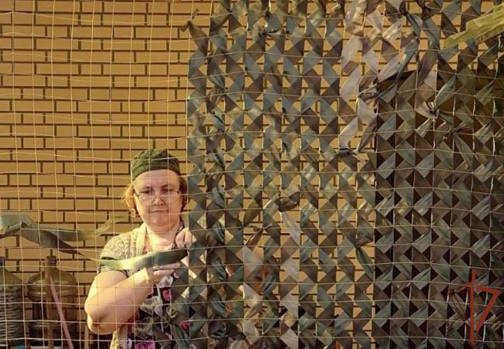 Ветераны Росгвардии организовали производство маскировочных сетей в Липецке